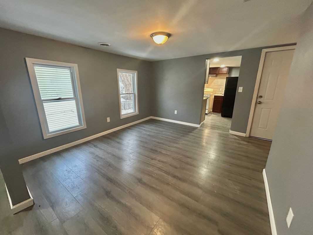 553 Mumford St - Photo 7 of 10