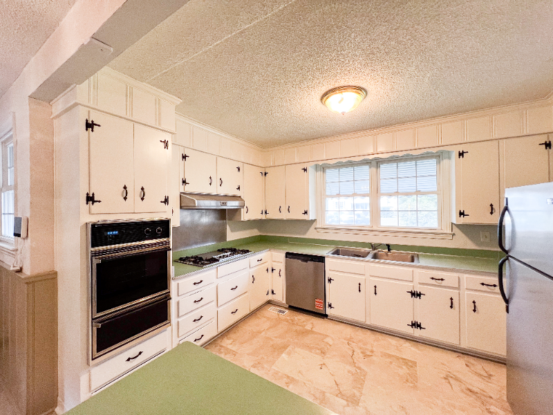 715 E 58th St - Photo 2 of 14