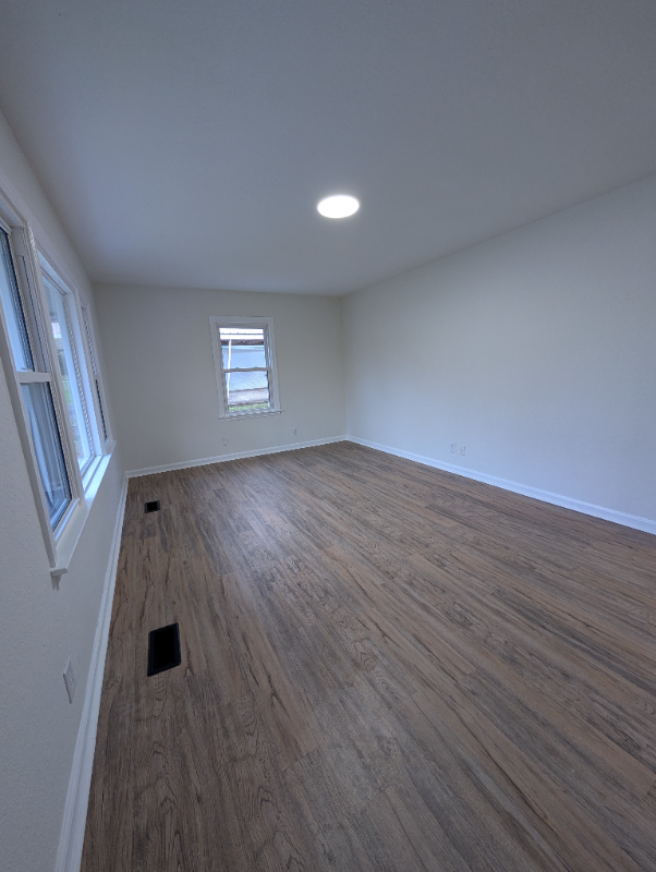 211 Dale St - Photo 2 of 10