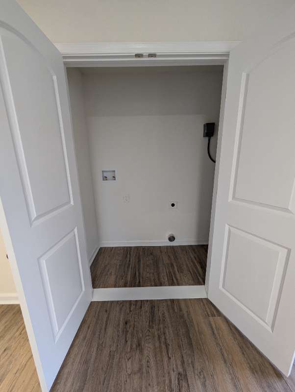 211 Dale St - Photo 3 of 10