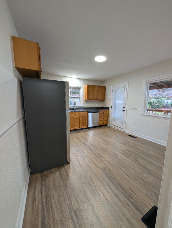 211 Dale St - Photo 4 of 10