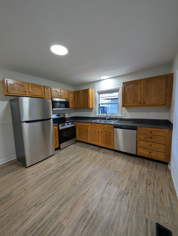 211 Dale St - Photo 5 of 10