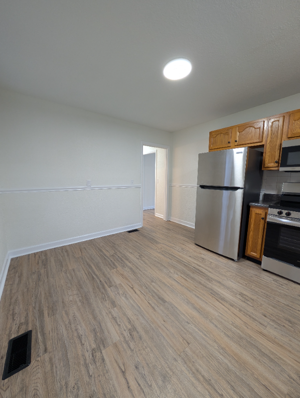 211 Dale St - Photo 6 of 10