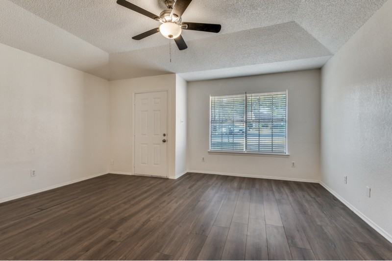 1803 Cousins Ct - Photo 4 of 12