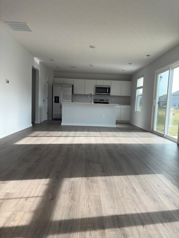 7055 Royalton Ridge Ave - Photo 4 of 20