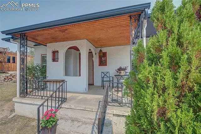 1017 Iowa Ave - Photo 2 of 15