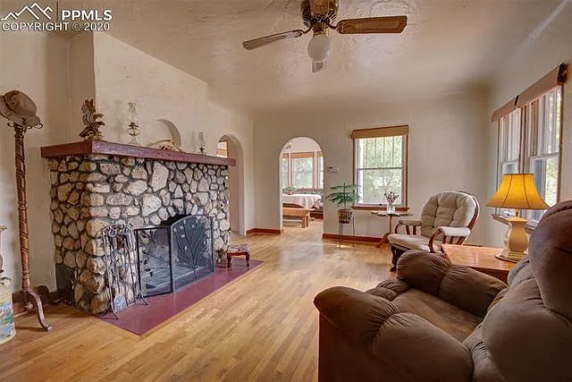 1017 Iowa Ave - Photo 4 of 15