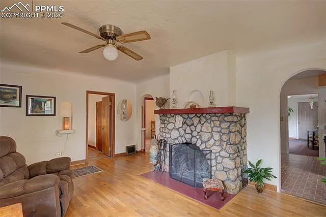 1017 Iowa Ave - Photo 5 of 15