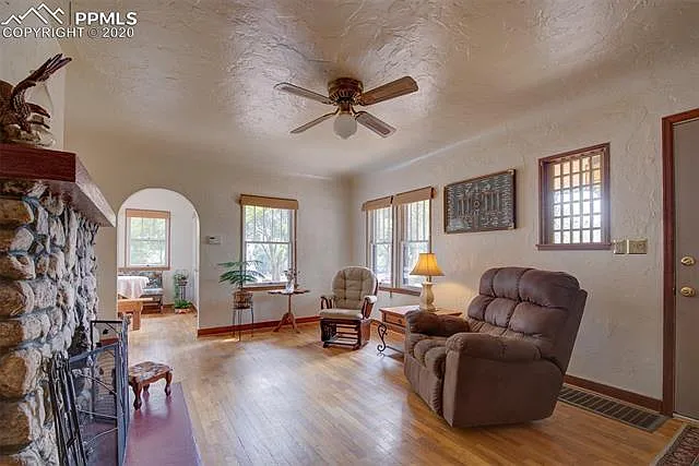 1017 Iowa Ave - Photo 7 of 15