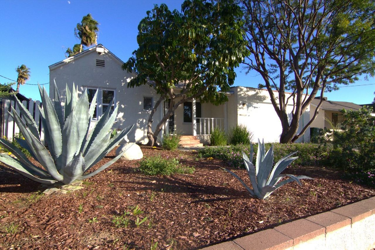 8806 Haskell Ave - Photo 2 of 26