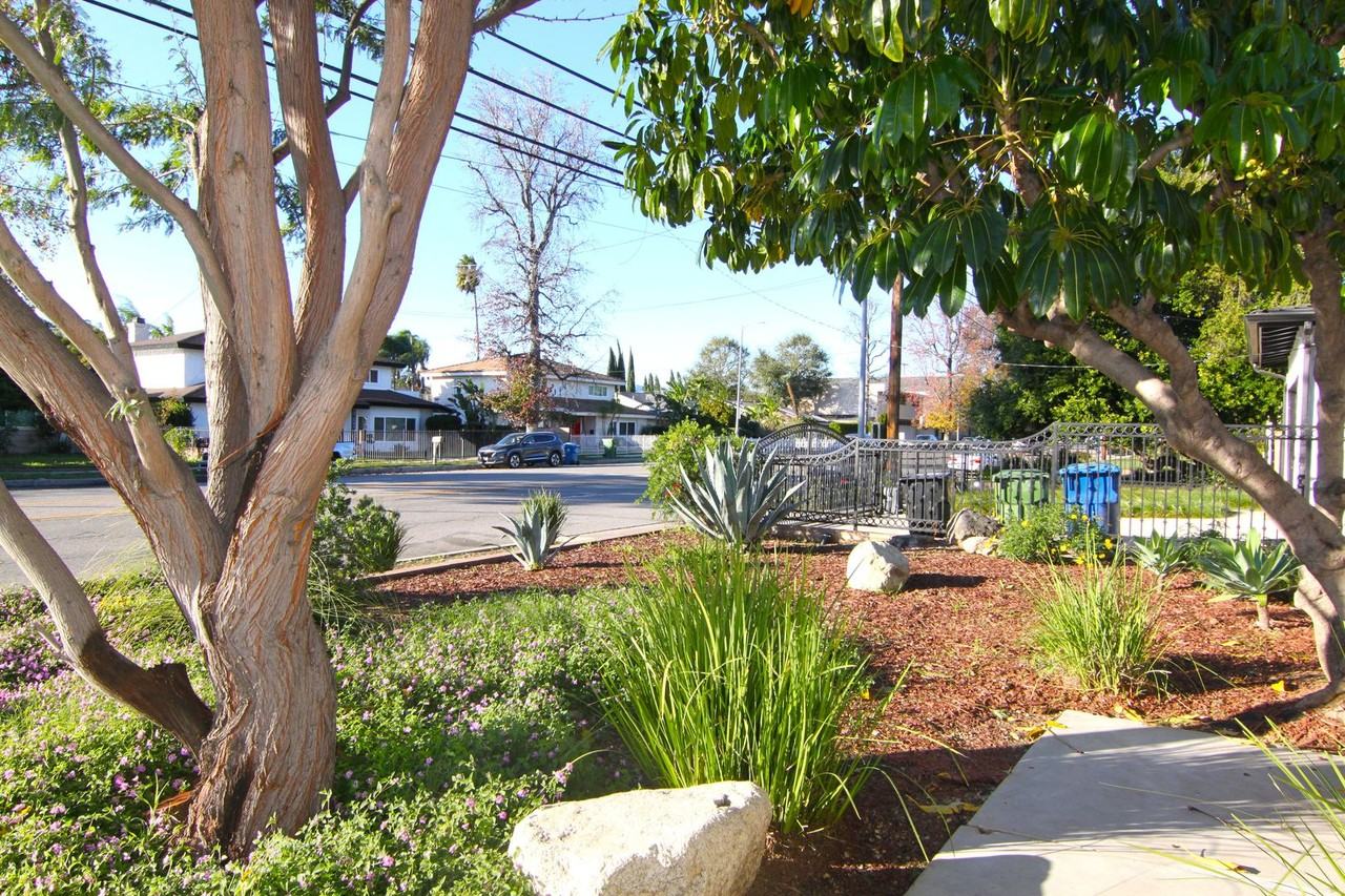 8806 Haskell Ave - Photo 3 of 26