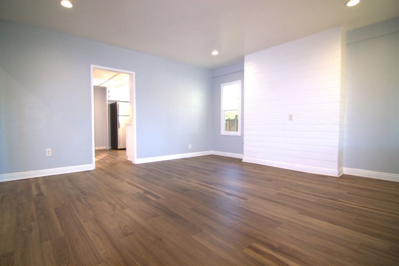 8806 Haskell Ave - Photo 5 of 26