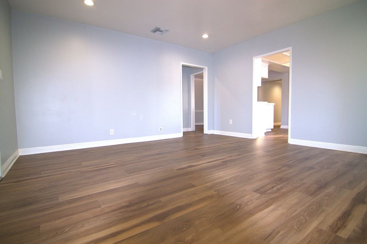 8806 Haskell Ave - Photo 7 of 26