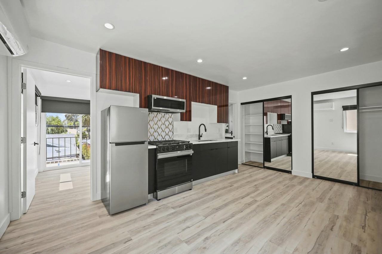 111 Normandie Avenue, Unit 6 - Photo 4 of 17