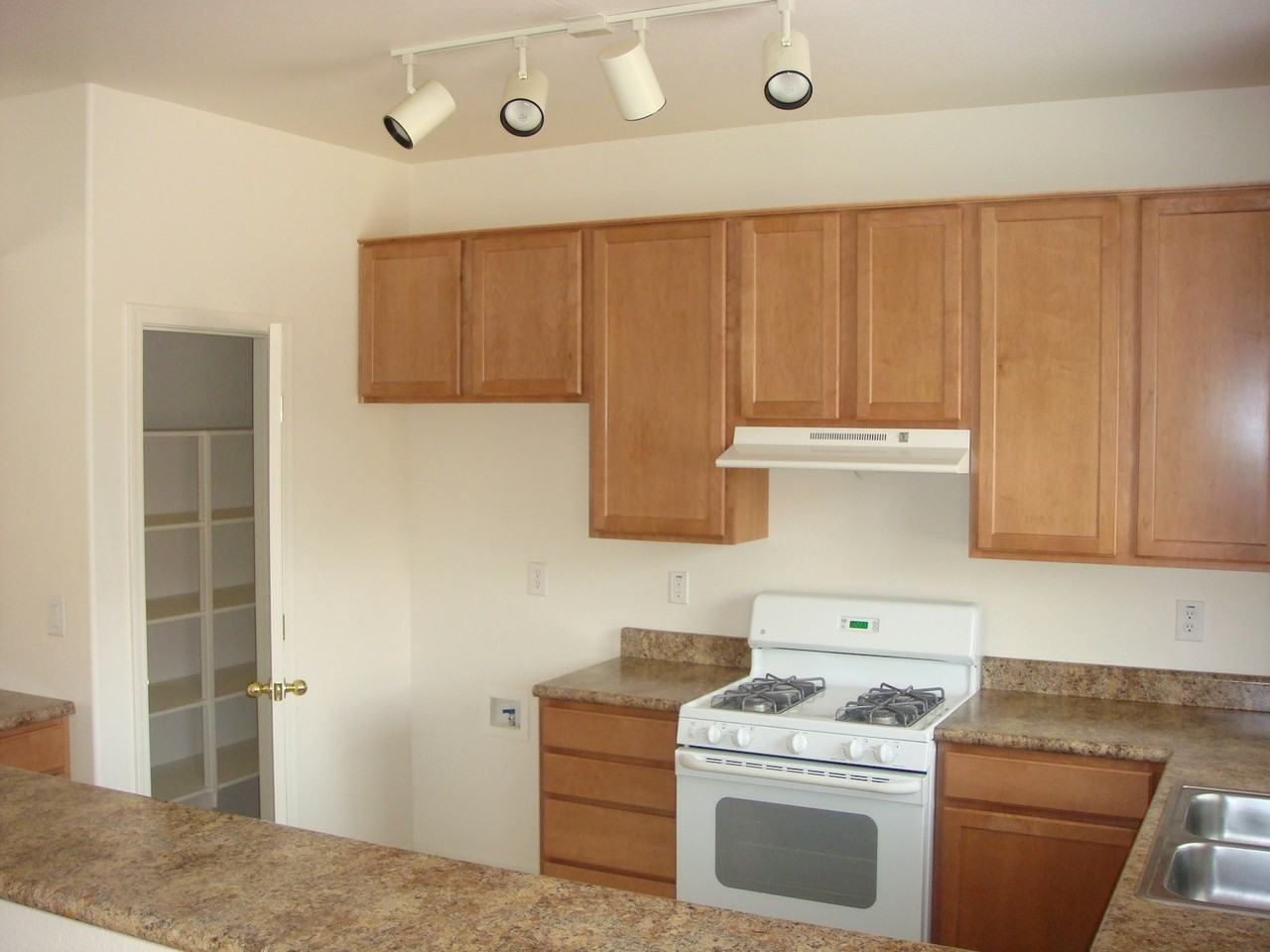 608 N Robles St - Photo 2 of 17