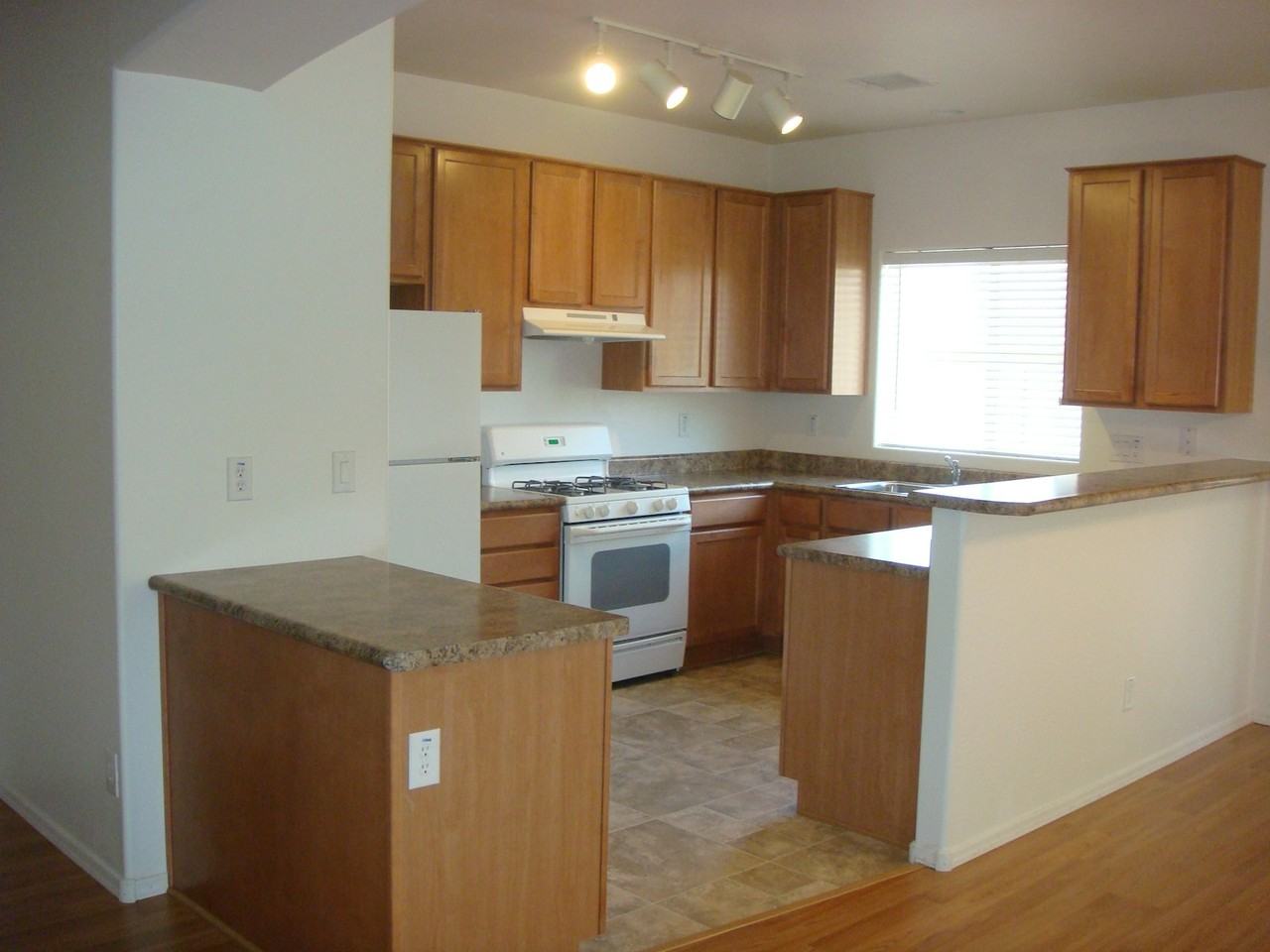 608 N Robles St - Photo 5 of 17