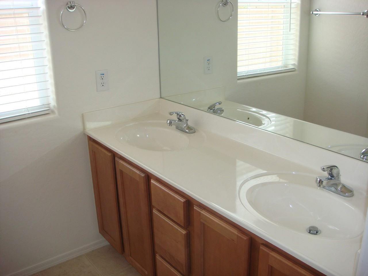 608 N Robles St - Photo 7 of 17