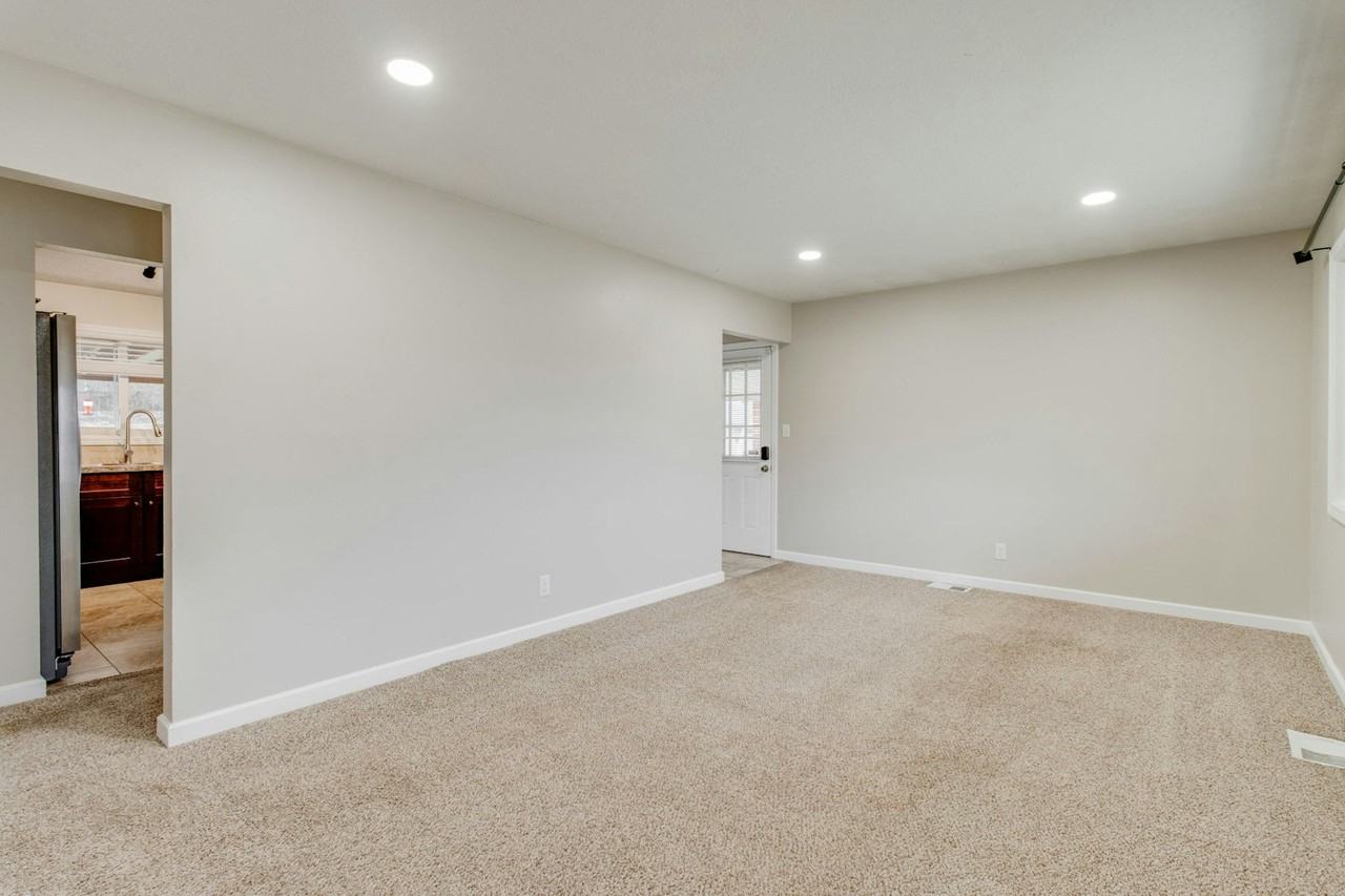 4802 Amesborough Rd - Photo 4 of 23