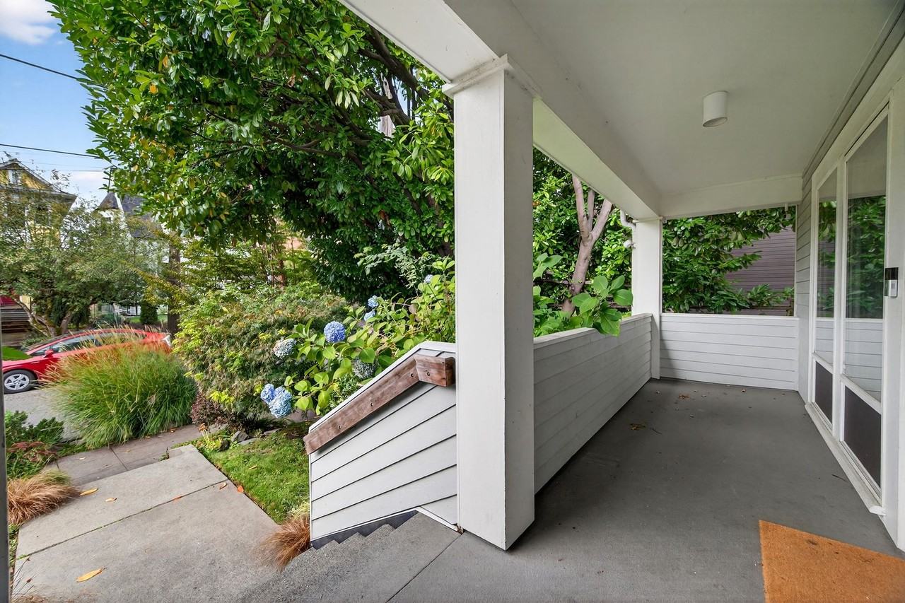 414 Malden Ave E - Photo 4 of 30