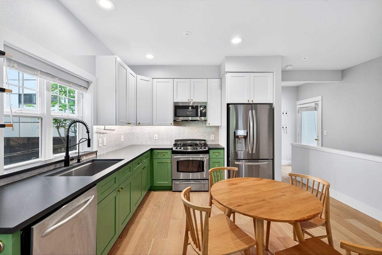 414 Malden Ave E - Photo 7 of 30