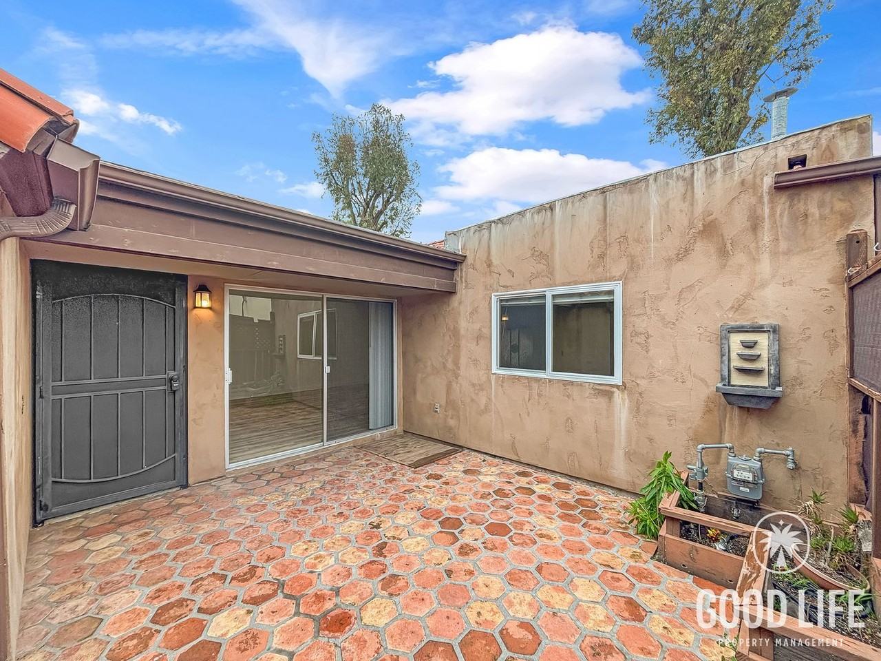 2552 Granada Cir - Photo 2 of 24