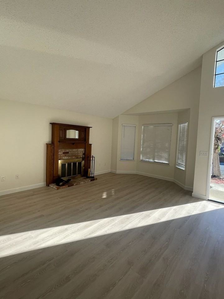 193 Nautilus Dr - Photo 2 of 9