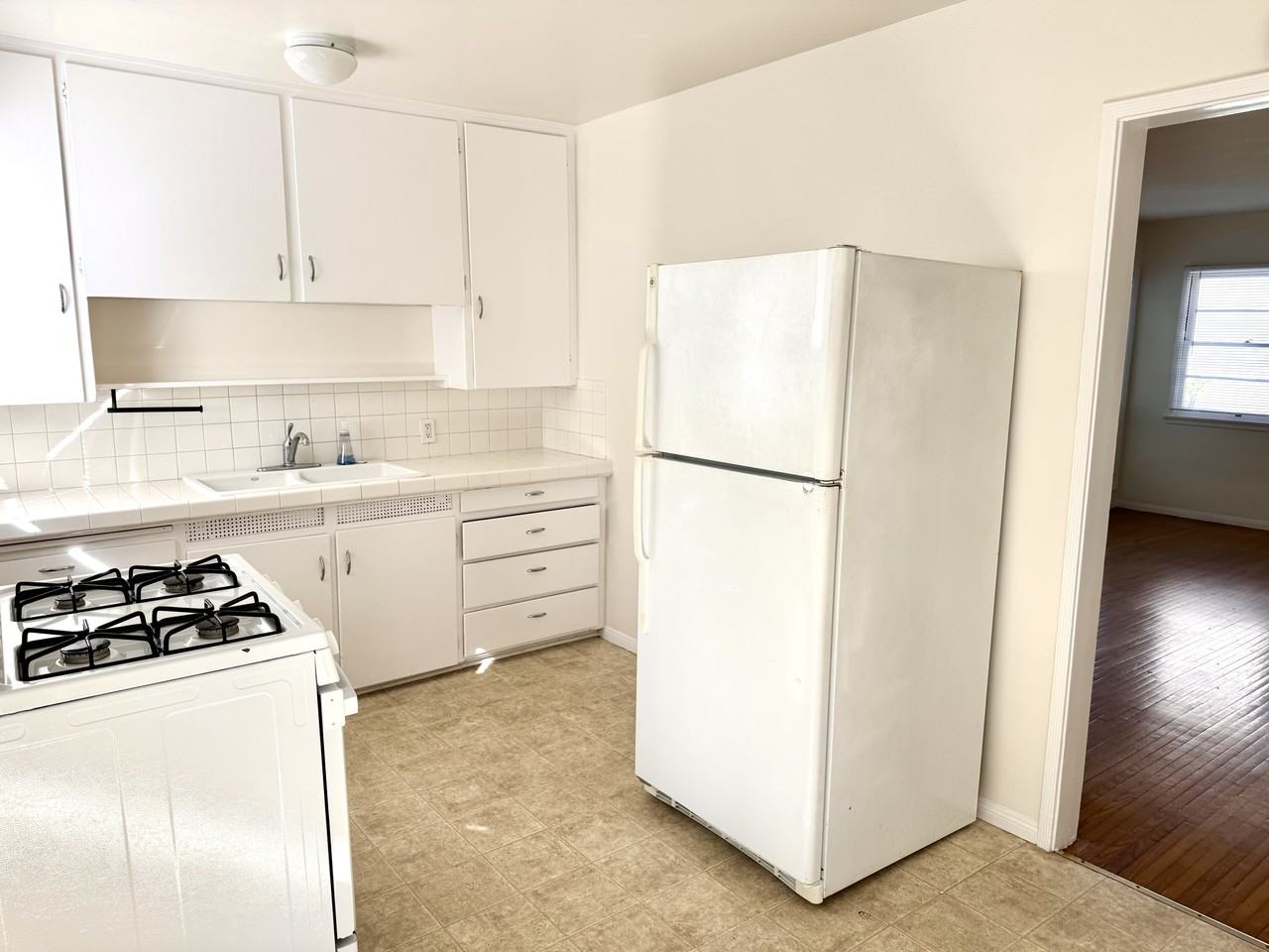 1037 Ocean Park Blvd #B - Photo 5 of 7