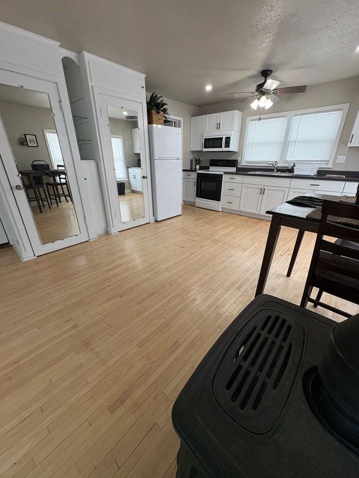 301 Kilbourn Ave - Photo 7 of 12