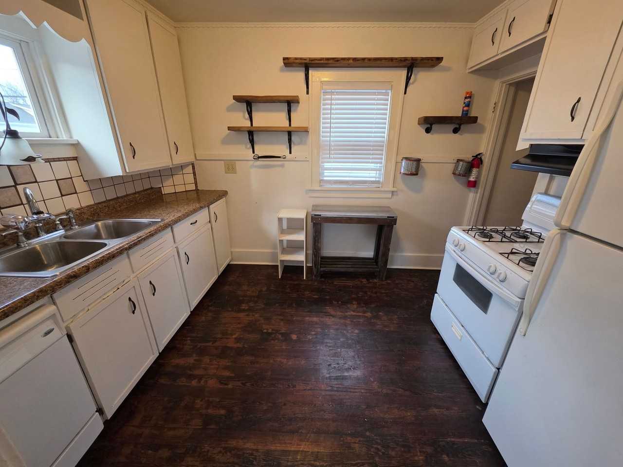 1916 James St - Photo 5 of 10