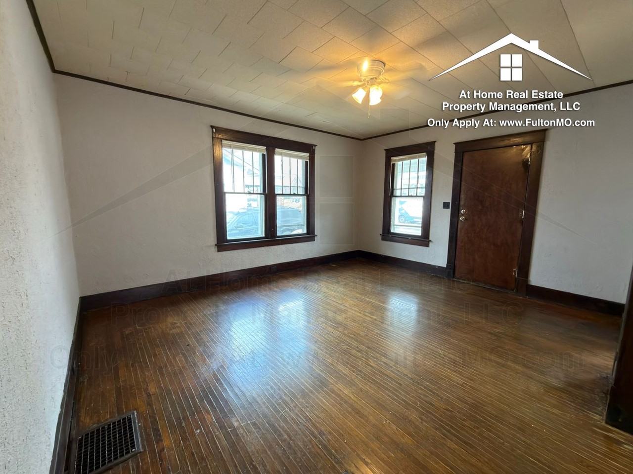 302 W 6th St - Photo 2 of 29