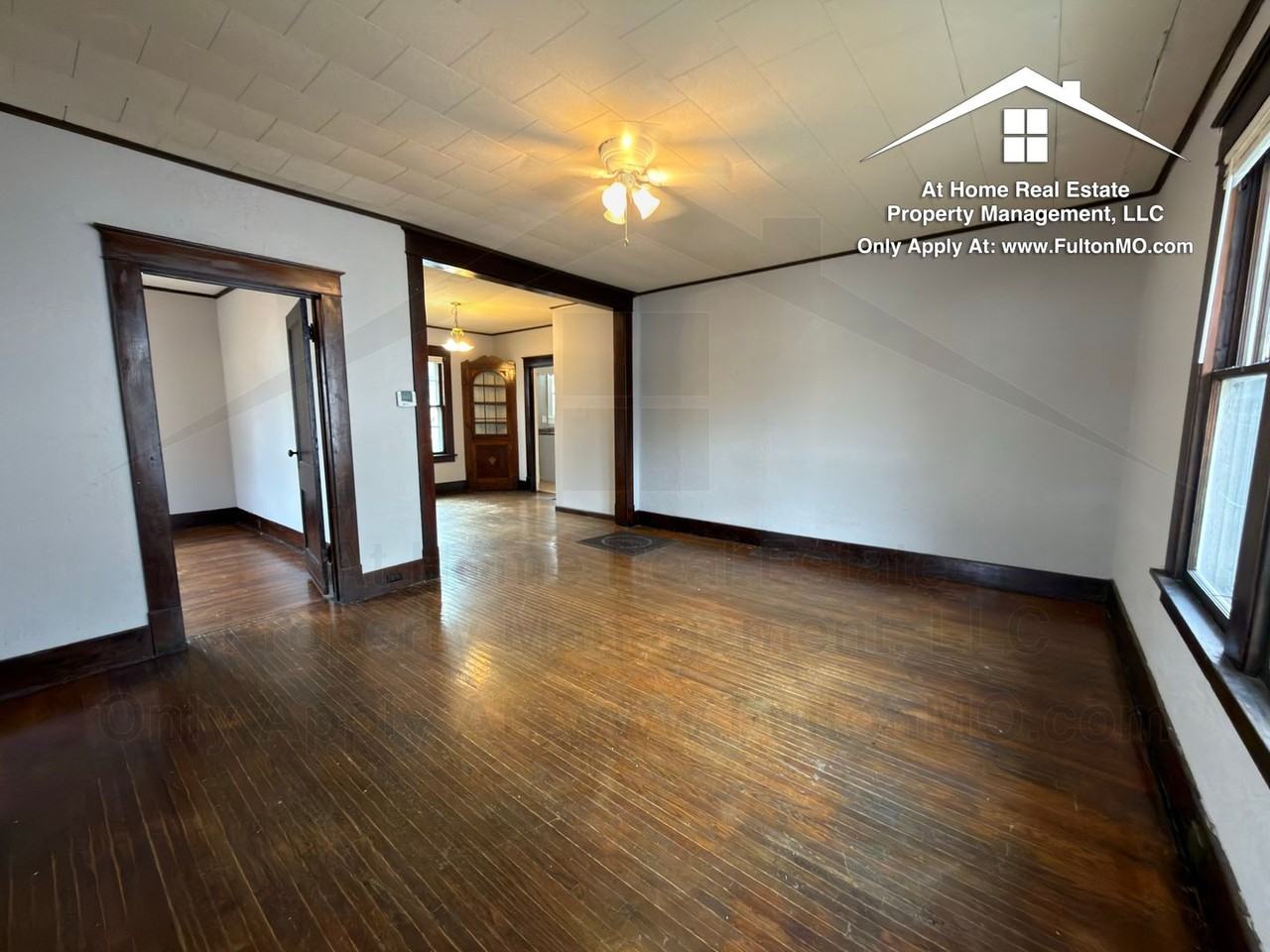 302 W 6th St - Photo 4 of 29