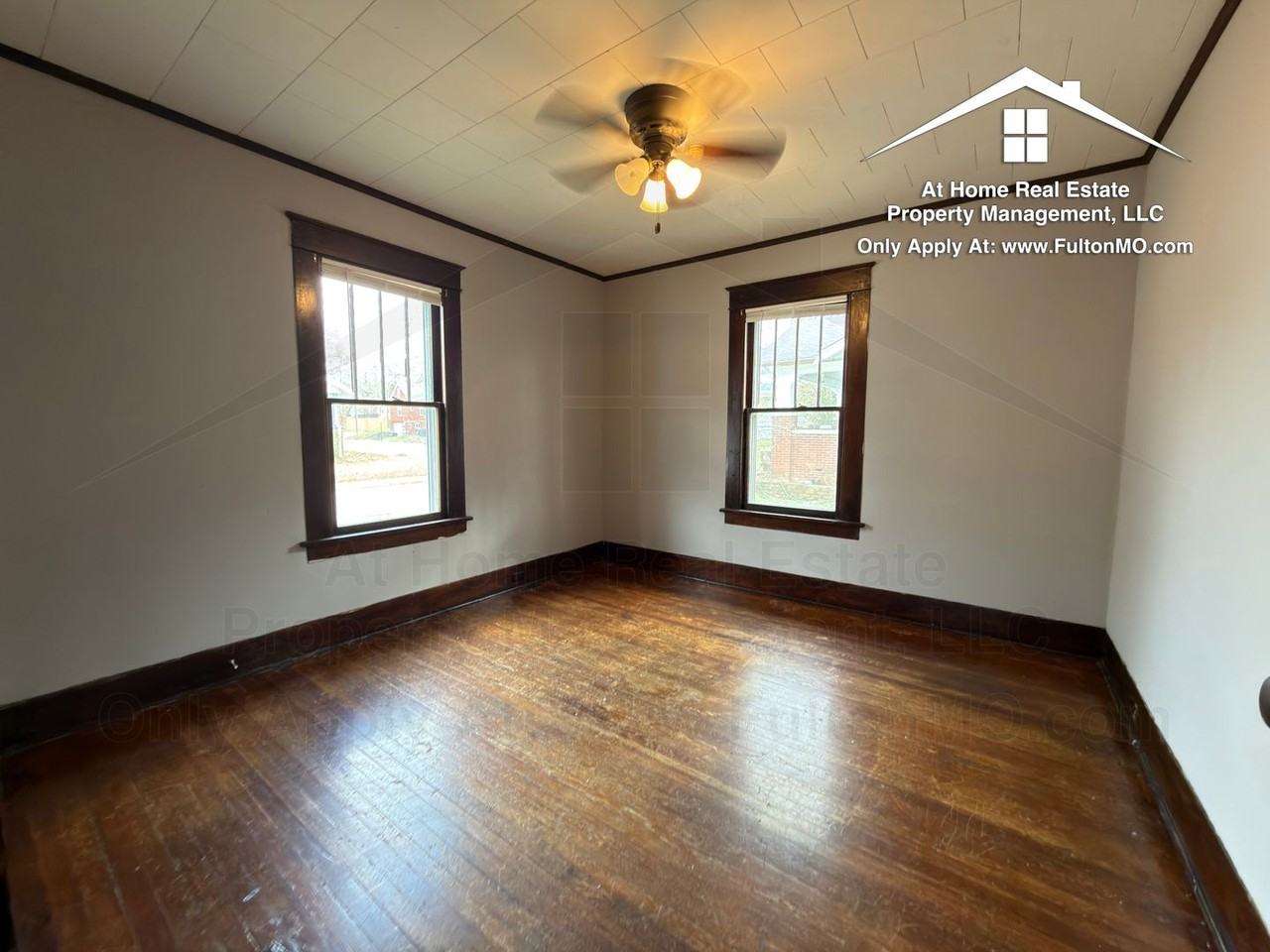 302 W 6th St - Photo 6 of 29