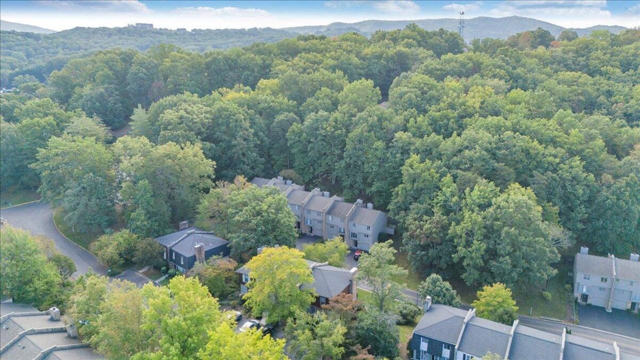 3331 Stonehenge Sq - Photo 4 of 35