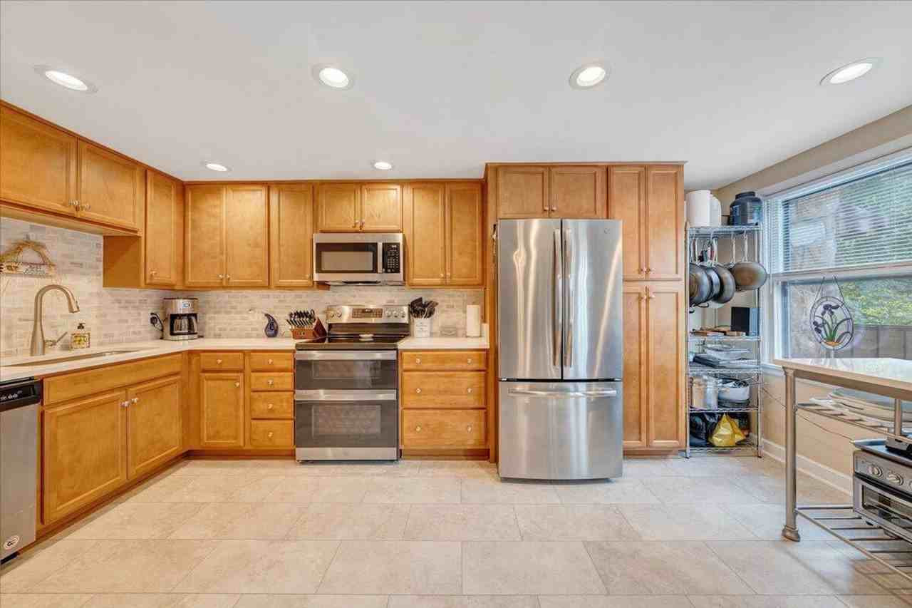 3331 Stonehenge Sq - Photo 5 of 35