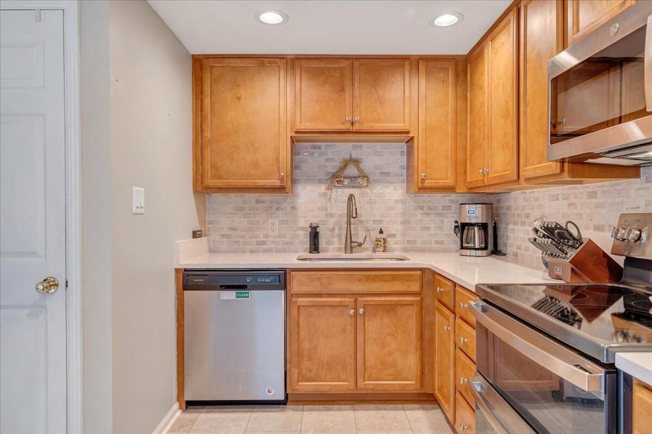 3331 Stonehenge Sq - Photo 6 of 35