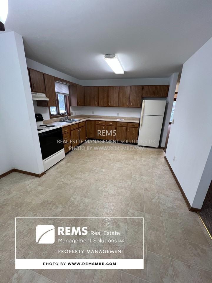 1045 Oak Street - Photo 2 of 11