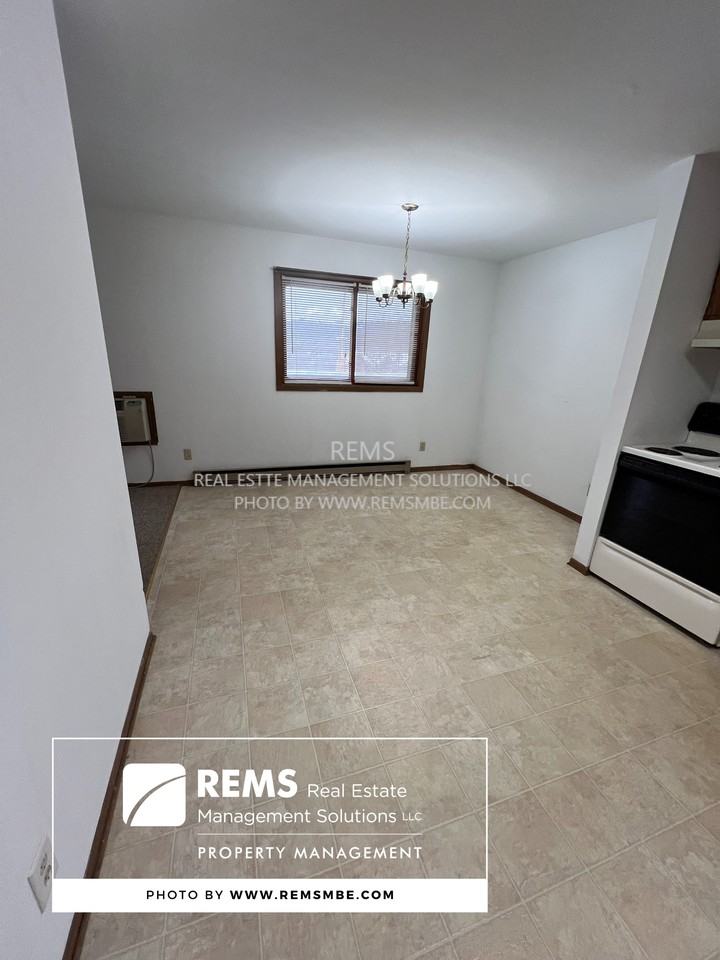 1045 Oak Street - Photo 3 of 11