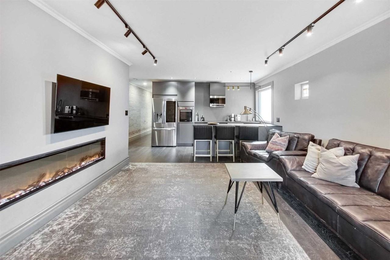 64 Scarboro Beach Blvd - Photo 3 of 19