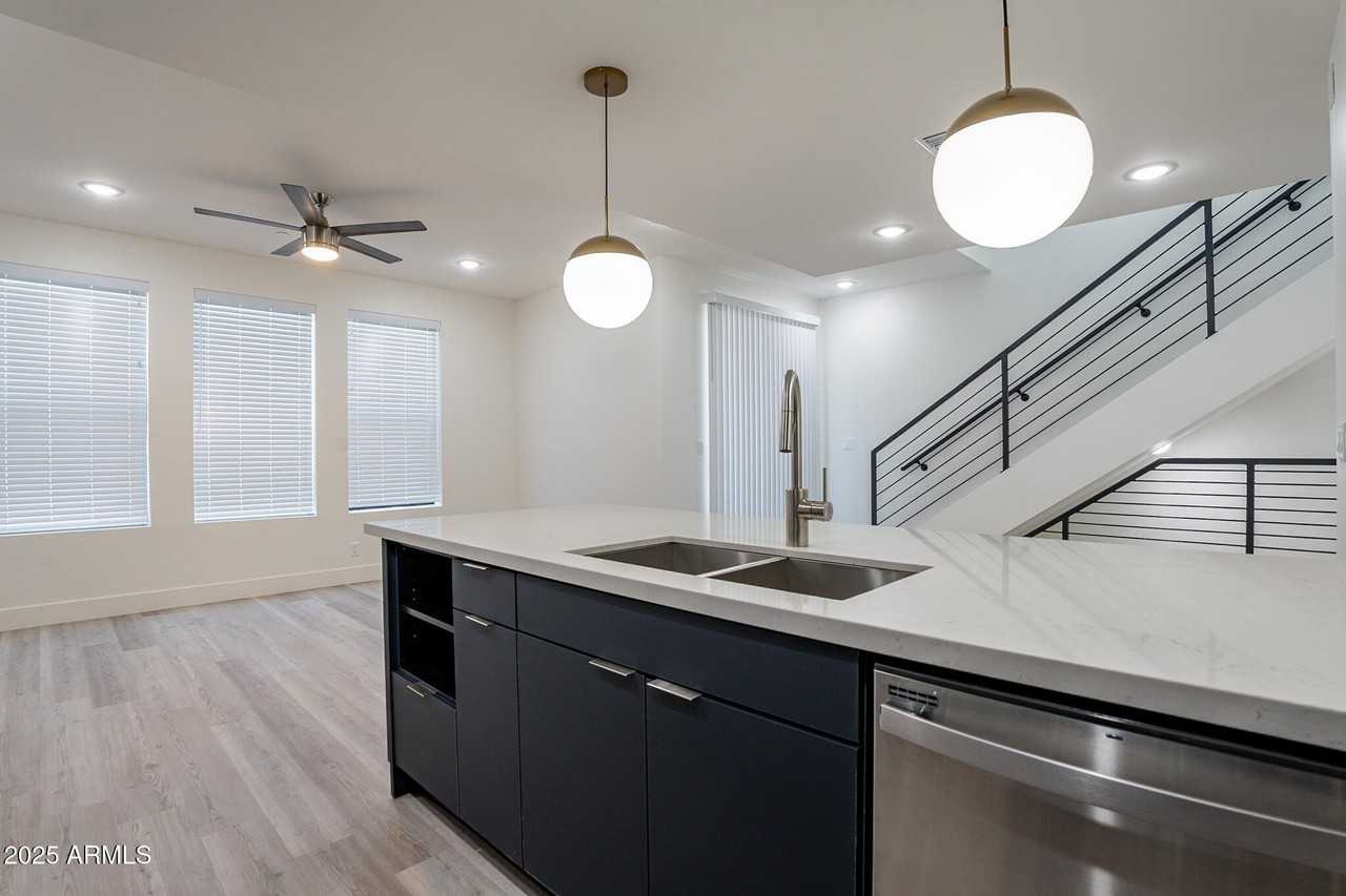 250 S Roosevelt St Unit 250 #250 - Photo 2 of 11