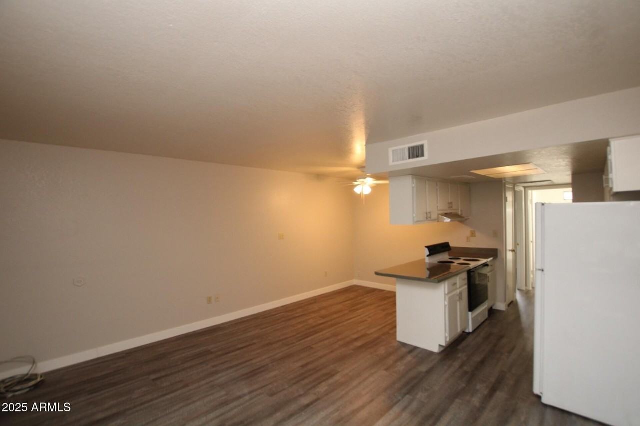 3004 E Waltann Ln Apt 6 #6 - Photo 5 of 8