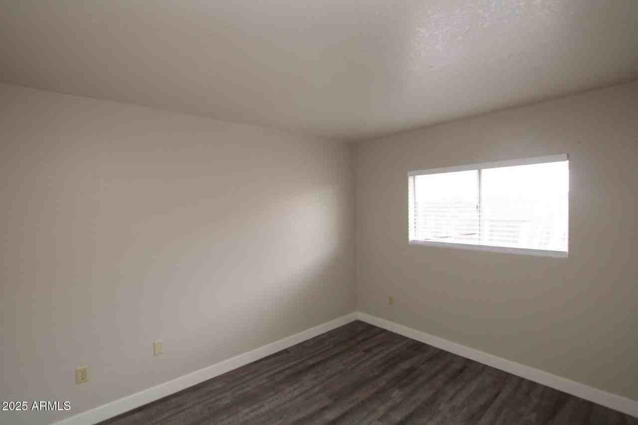 3004 E Waltann Ln Apt 6 #6 - Photo 7 of 8