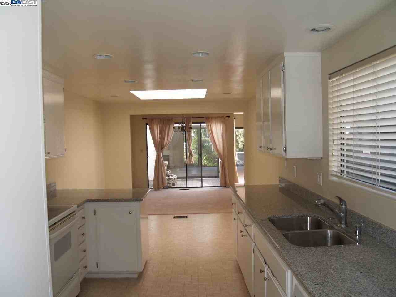 515 Rolling Hills Ln - Photo 6 of 35