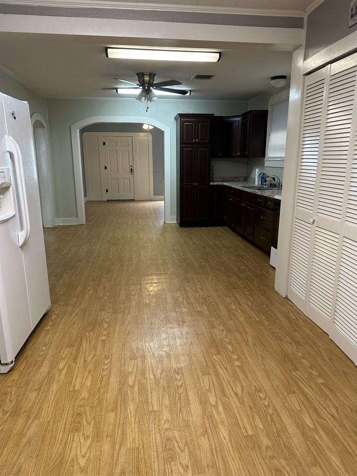 1518 Ridgefield Ave - Photo 6 of 11