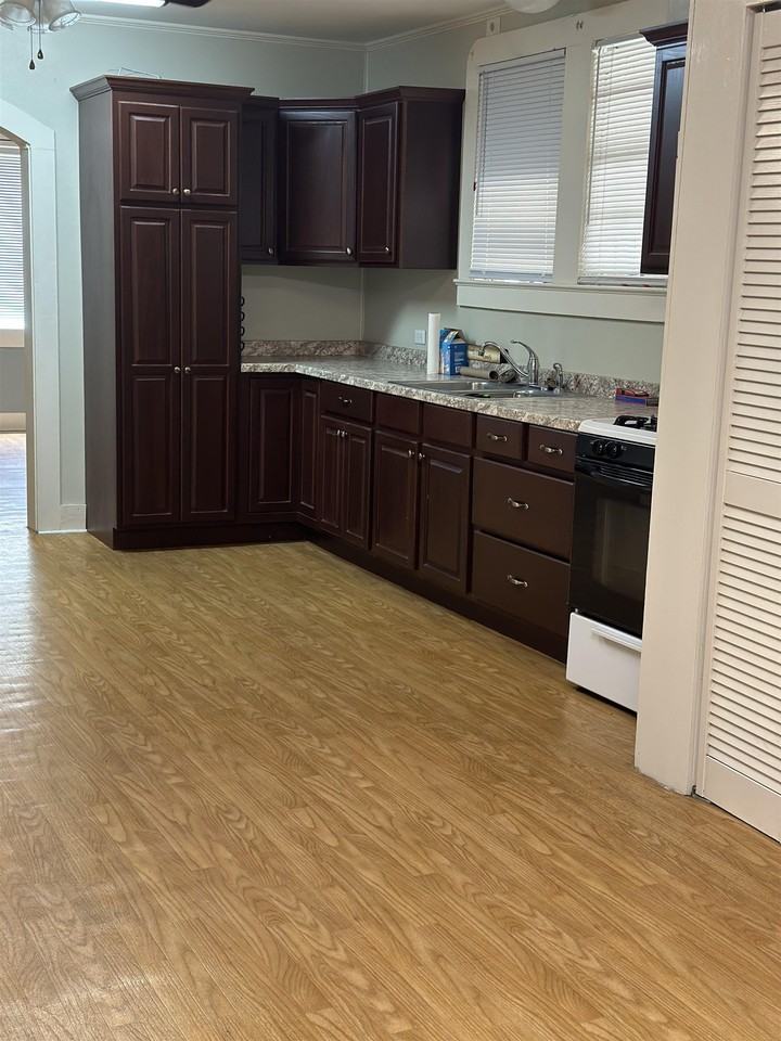 1518 Ridgefield Ave - Photo 7 of 11