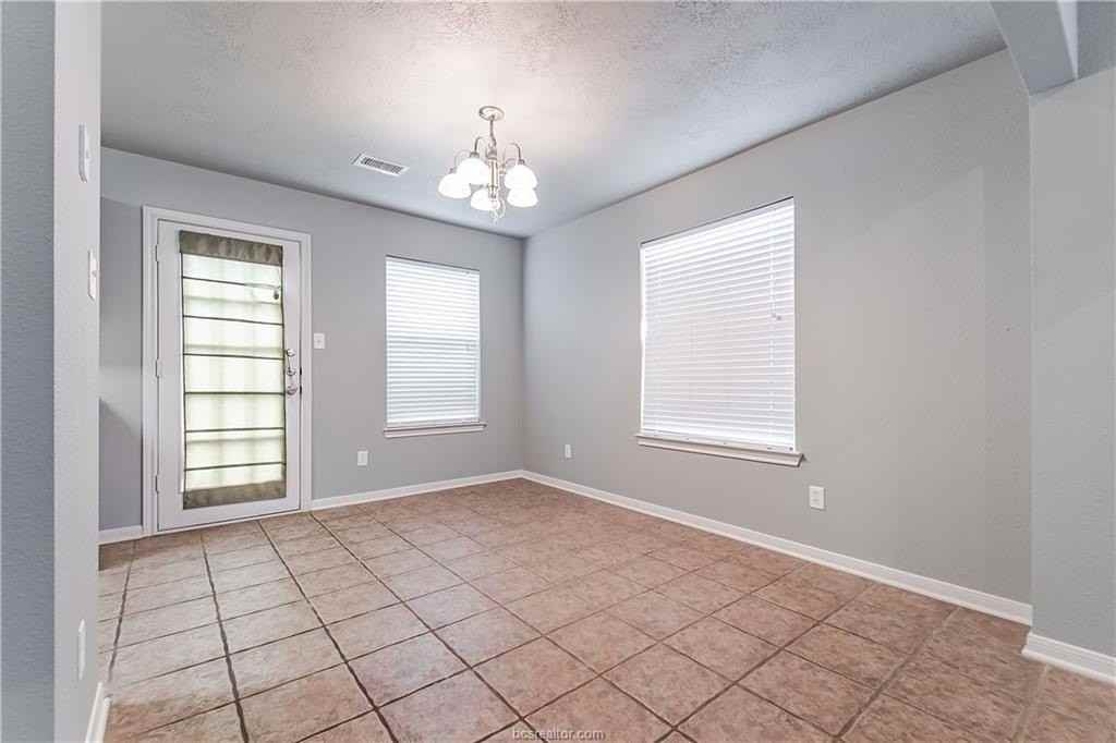 504 Nelson Ln - Photo 6 of 41