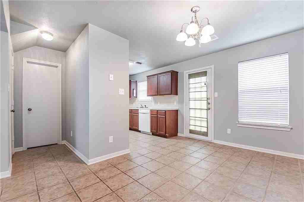 504 Nelson Ln - Photo 7 of 41