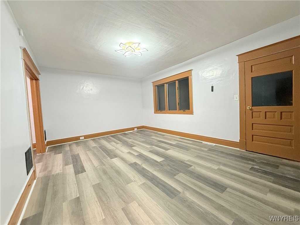 111 Dempster St - Photo 4 of 23