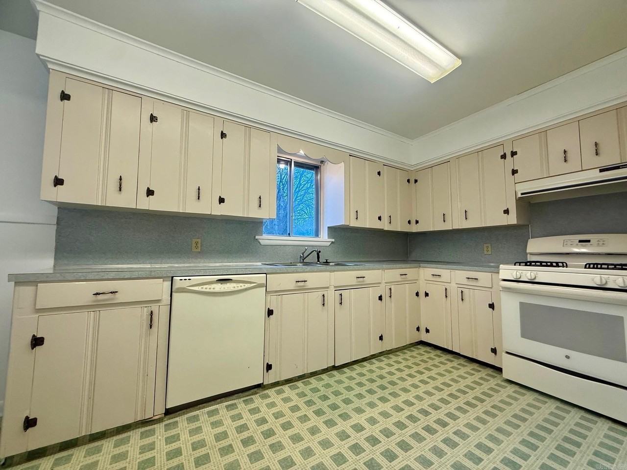 6911 W 42nd St - Photo 5 of 16