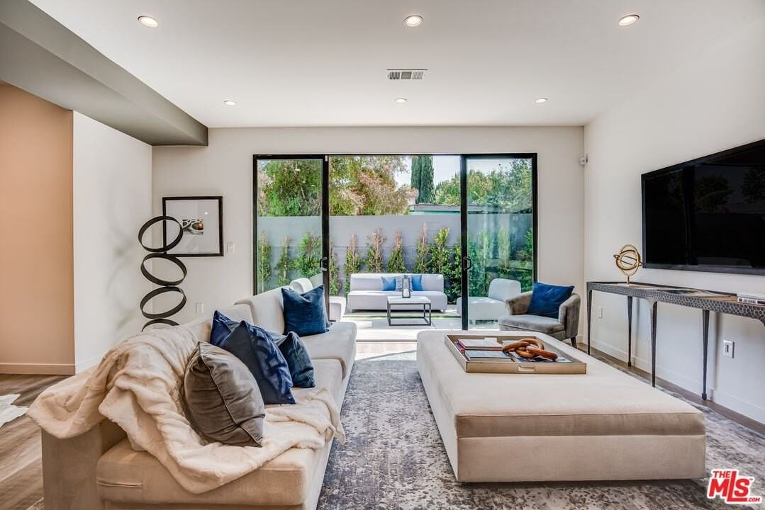 13028 Calvert St - Photo 3 of 18