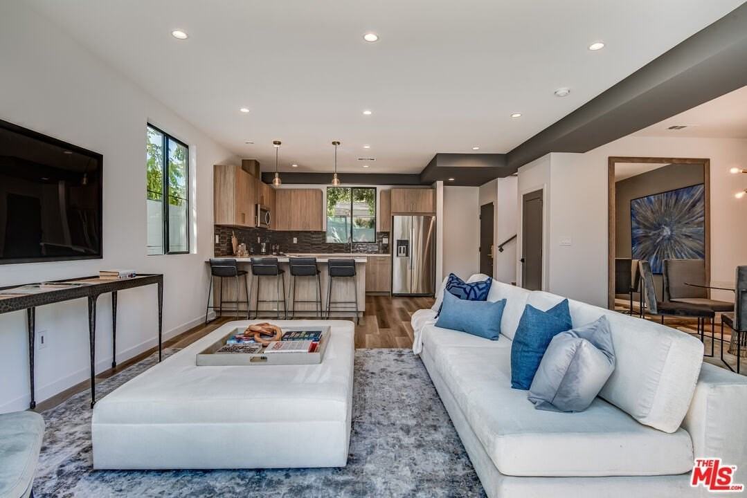 13028 Calvert St - Photo 4 of 18